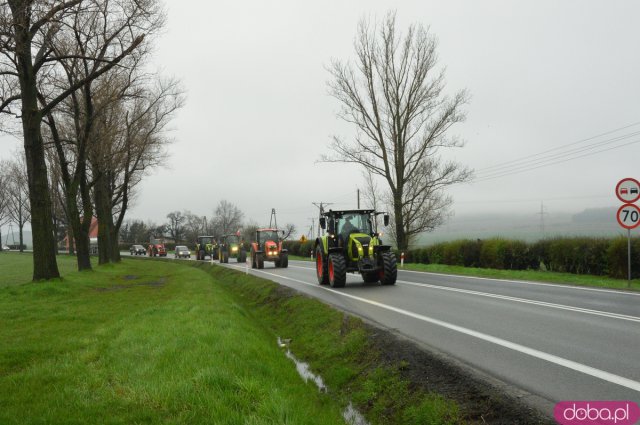 Protest rolników na ósemce - traktorami przejechali z Boguszyna do Ząbkowic Śląskich