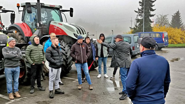 Protest rolników na ósemce - traktorami przejechali z Boguszyna do Ząbkowic Śląskich