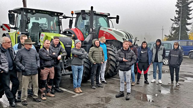 Protest rolników na ósemce - traktorami przejechali z Boguszyna do Ząbkowic Śląskich