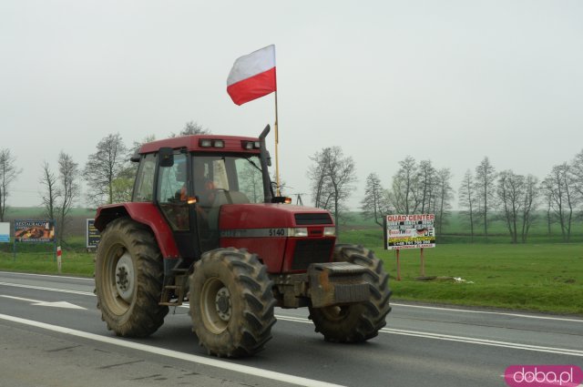 Rolnicy z powiatu ząbkowickiego wyjechali na ósemkę protestować