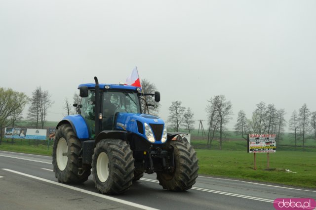 Rolnicy z powiatu ząbkowickiego wyjechali na ósemkę protestować