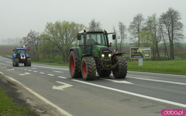 Rolnicy z powiatu ząbkowickiego wyjechali na ósemkę protestować