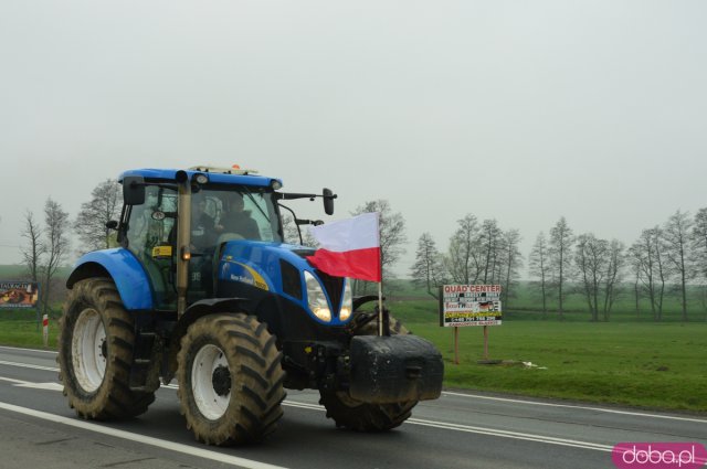 Rolnicy z powiatu ząbkowickiego wyjechali na ósemkę protestować