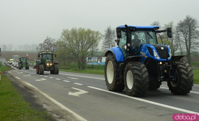 Rolnicy z powiatu ząbkowickiego wyjechali na ósemkę protestować