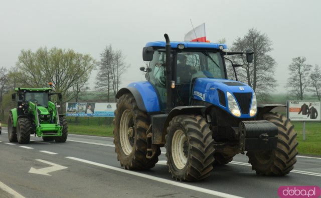 Rolnicy z powiatu ząbkowickiego wyjechali na ósemkę protestować