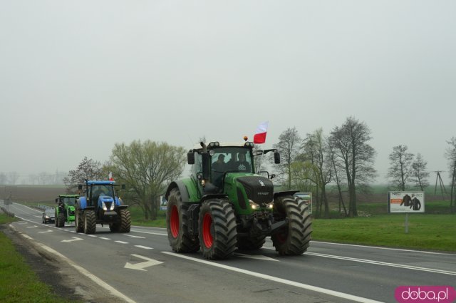 Rolnicy z powiatu ząbkowickiego wyjechali na ósemkę protestować