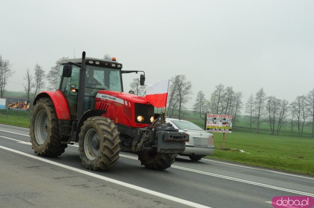 Rolnicy z powiatu ząbkowickiego wyjechali na ósemkę protestować