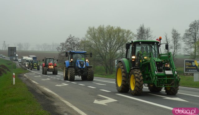 Rolnicy z powiatu ząbkowickiego wyjechali na ósemkę protestować