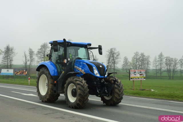 Rolnicy z powiatu ząbkowickiego wyjechali na ósemkę protestować