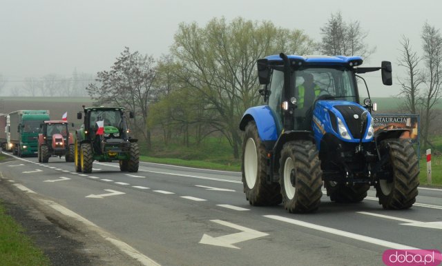 Rolnicy z powiatu ząbkowickiego wyjechali na ósemkę protestować