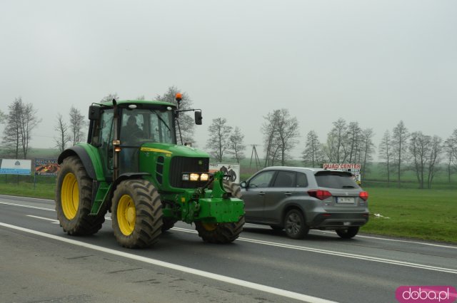 Rolnicy z powiatu ząbkowickiego wyjechali na ósemkę protestować