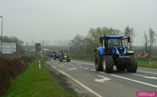 Rolnicy z powiatu ząbkowickiego wyjechali na ósemkę protestować