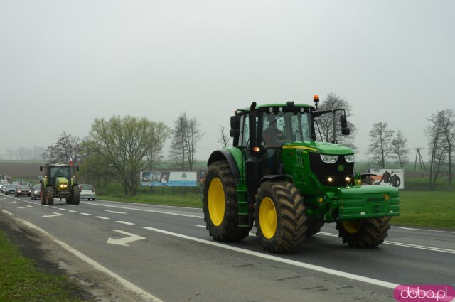 Rolnicy z powiatu ząbkowickiego wyjechali na ósemkę protestować