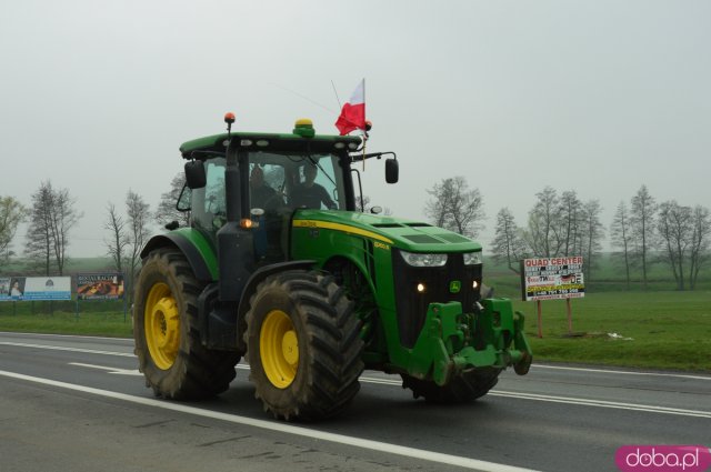 Rolnicy z powiatu ząbkowickiego wyjechali na ósemkę protestować