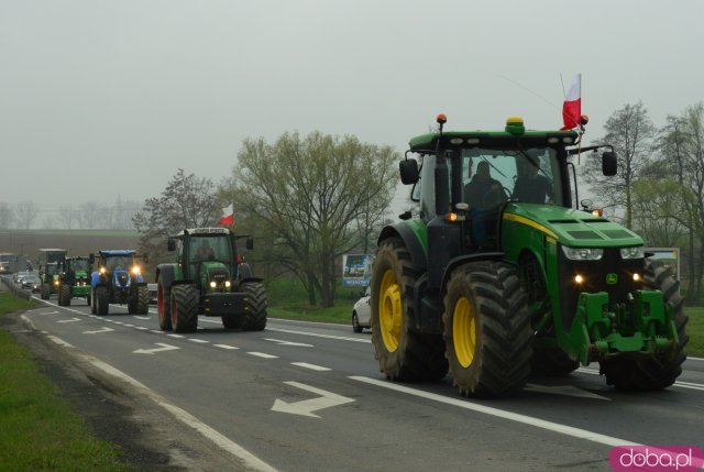 Rolnicy z powiatu ząbkowickiego wyjechali na ósemkę protestować