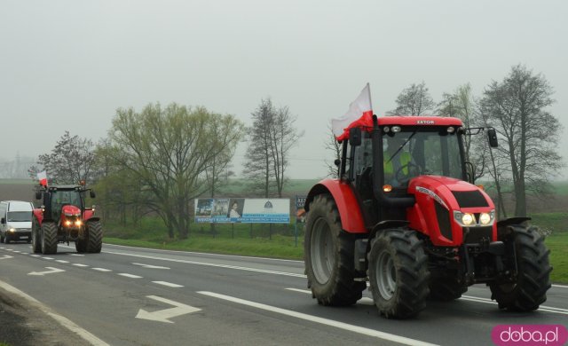 Rolnicy z powiatu ząbkowickiego wyjechali na ósemkę protestować