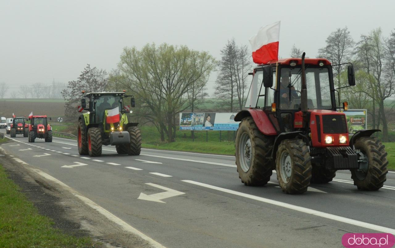 Rolnicy z powiatu ząbkowickiego wyjechali na ósemkę protestować