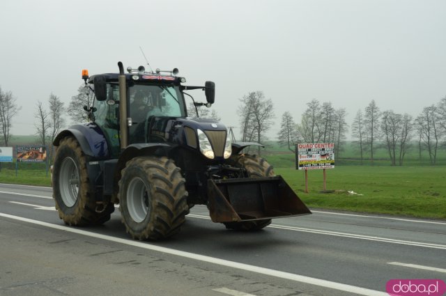 Rolnicy z powiatu ząbkowickiego wyjechali na ósemkę protestować