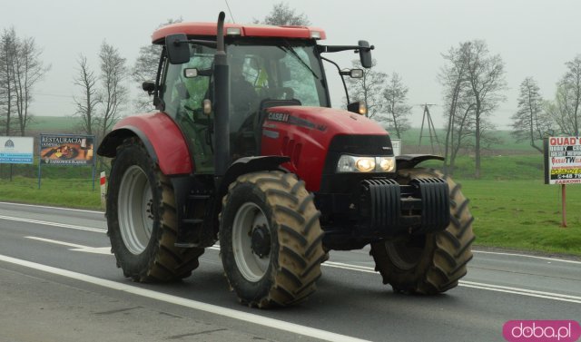 Rolnicy z powiatu ząbkowickiego wyjechali na ósemkę protestować