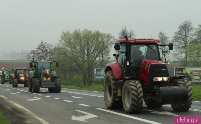 Rolnicy z powiatu ząbkowickiego wyjechali na ósemkę protestować
