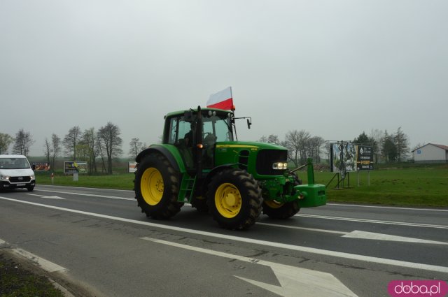 Rolnicy z powiatu ząbkowickiego wyjechali na ósemkę protestować