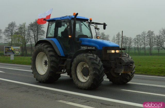 Rolnicy z powiatu ząbkowickiego wyjechali na ósemkę protestować