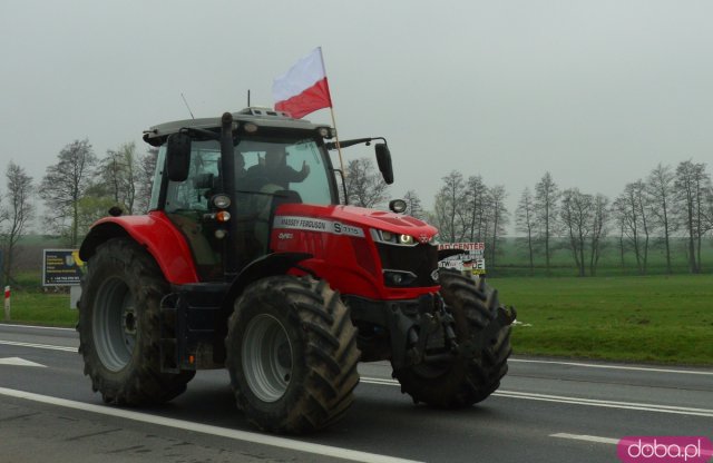 Rolnicy z powiatu ząbkowickiego wyjechali na ósemkę protestować