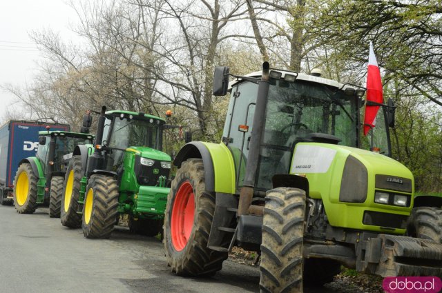 Rolnicy z powiatu ząbkowickiego wyjechali na ósemkę protestować
