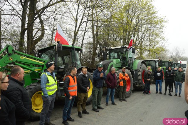Rolnicy z powiatu ząbkowickiego wyjechali na ósemkę protestować