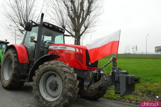 Rolnicy z powiatu ząbkowickiego wyjechali na ósemkę protestować