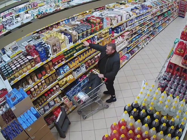 Ząbkowicka policja poszukuje osób, które mogą mieć związek z kradzieżami. Poznajesz ich?