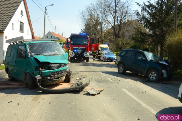 Wypadek busa i osobówki w Stoszowicach
