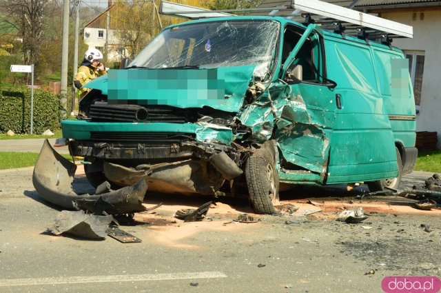 Wypadek busa i osobówki w Stoszowicach