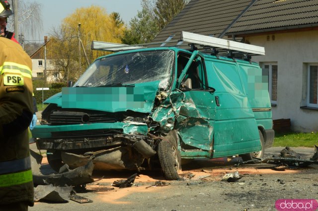 Wypadek busa i osobówki w Stoszowicach