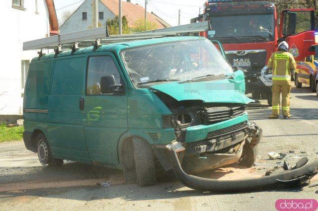 Wypadek busa i osobówki w Stoszowicach