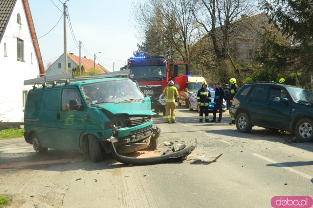 Wypadek busa i osobówki w Stoszowicach