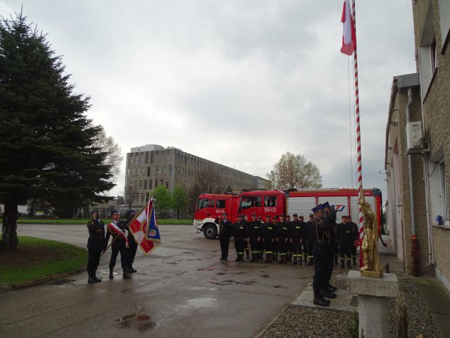 Strażacy uroczyście wznieśli biało-czerwone barwy na maszt. Za nami obchody Święta Flagi [Foto]