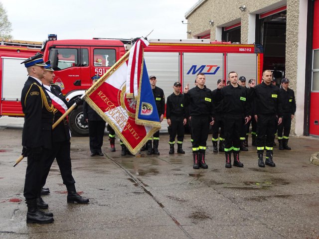 Strażacy uroczyście wznieśli biało-czerwone barwy na maszt. Za nami obchody Święta Flagi [Foto]