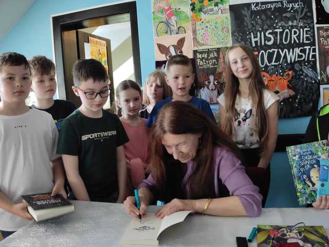 Spotkanie autorskie z pisarką Katarzyną Ryrych w ZSP nr 1 w Kamieńcu Ząbkowickim