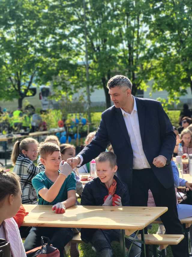 Posadzili 27 dębów na górce wojskowej 
