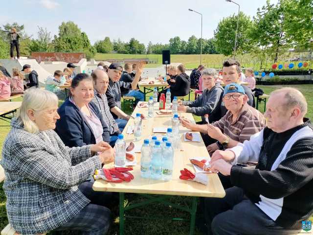 Posadzili 27 dębów na górce wojskowej 