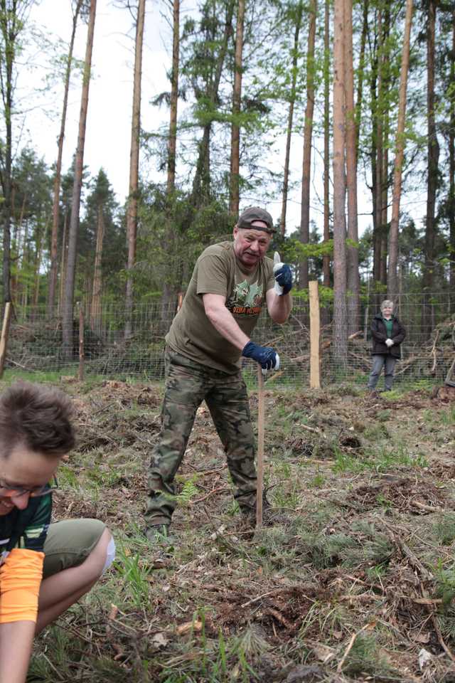Zasadzili Las Pamięci Jana Pawła II w Nadleśnictwie Bardo