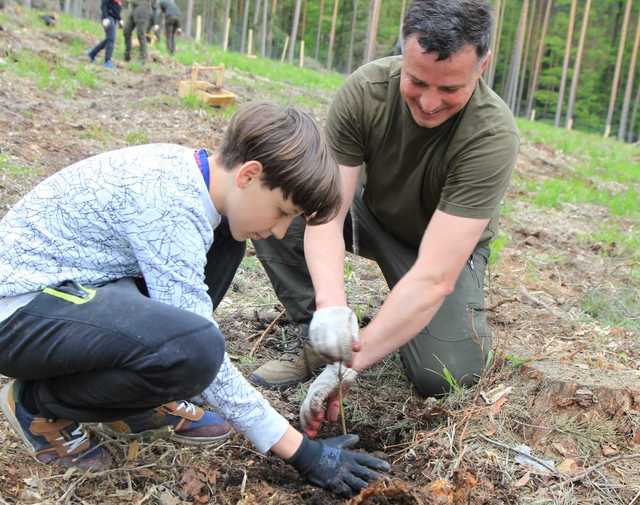 Zasadzili Las Pamięci Jana Pawła II w Nadleśnictwie Bardo