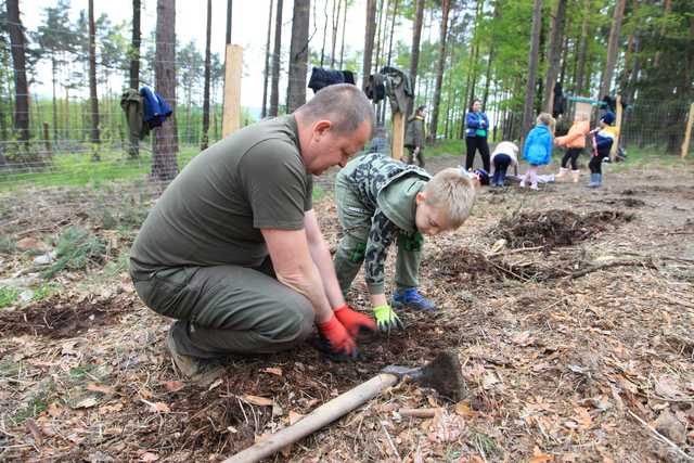 Zasadzili Las Pamięci Jana Pawła II w Nadleśnictwie Bardo