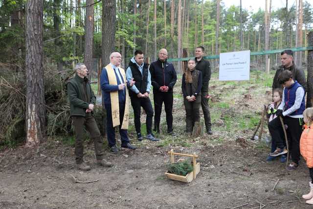 Zasadzili Las Pamięci Jana Pawła II w Nadleśnictwie Bardo