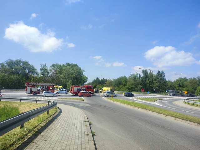 Zderzenie trzech aut na skrzyżowaniu DK 8 w Ząbkowicach