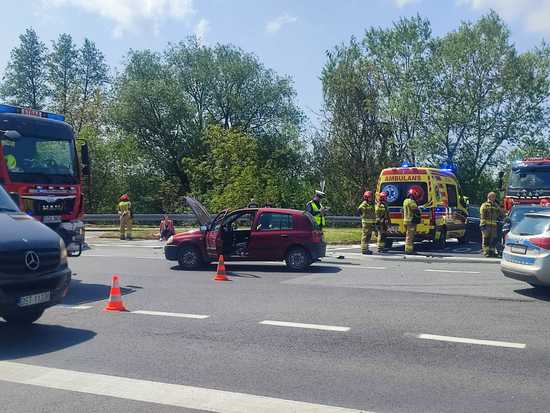 Zderzenie trzech aut na skrzyżowaniu DK 8 w Ząbkowicach