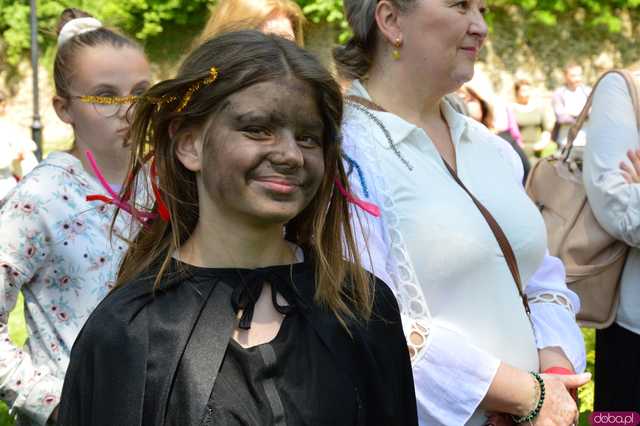Tymek i Czarny Kot - magiczny teatr uliczny w wykonaniu kamienieckich uczniów
