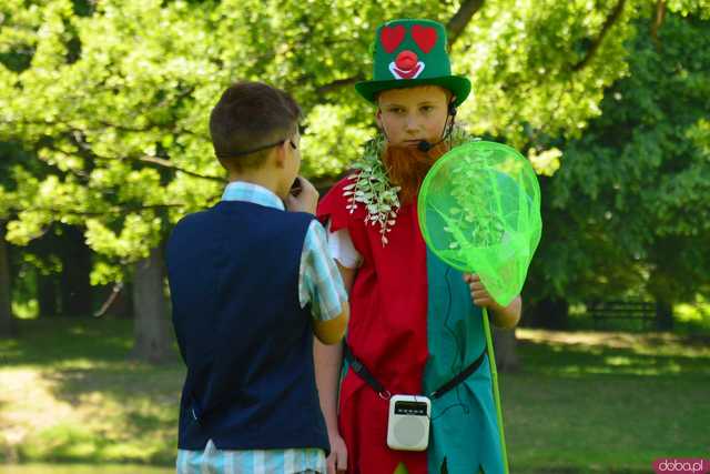 Tymek i Czarny Kot - magiczny teatr uliczny w wykonaniu kamienieckich uczniów