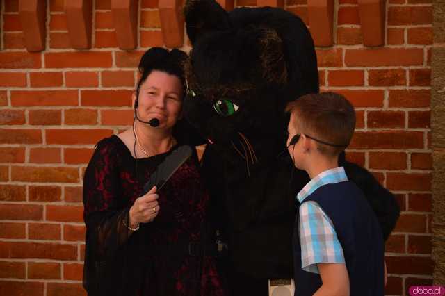 Tymek i Czarny Kot - magiczny teatr uliczny w wykonaniu kamienieckich uczniów